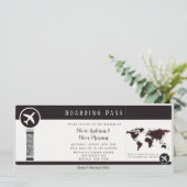 Elegant Burgundy Map Boarding Pass Wedding Einladung (Stehend Vorderseite)