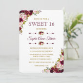 Elegant Burgundy Marsala Floral Sweet 16 Einladung (Stehend Vorderseite)