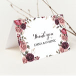 Elegant Burgundy Summer Floral Dankeschön Card Dankeskarte<br><div class="desc">Diese elegante burgundische Blumenkarte ist perfekt für eine moderne Hochzeit. Das Design besticht durch hübsche bordeauxrote Bordeaux-Bordeaux-Rose, die hübsch in hübsche Rahmen und Bouquets angeordnet sind. Personalisieren Sie die Vorderseite der Karte mit den Namen der Braut und des Bräutigams oder einer kurzen Nachricht. Diese Karten können für eine Hochzeit, ein...</div>
