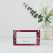 Elegant Burgundy Swirl Wedding Long Name Platzkarte (Stehend Vorderseite)