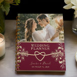 Elegant Burgundy Wedding Planer<br><div class="desc">Beginnen Sie Ihren Tag mit unserem zauberhaften roten burgundischen Hochzeitsplaner, der rustikalen Charme und böhmischen Flair ausstrahlt. Dieser mit Blumenmotiven geschmückte Planer besticht durch seine elegante und moderne Eleganz und besticht durch einen romantischen Seilherz und eine faszinierende goldene Blumenspitze. Mit einer persönlichen Touch ist ein Platz für ein hochgeschätztes Foto...</div>