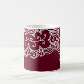 Elegant Burgundy White Lace Mit Monogramm Kaffeetasse (Mittel)