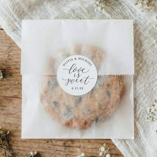 Elegant Calligraphy Love is Sweet Wedding Runder Aufkleber