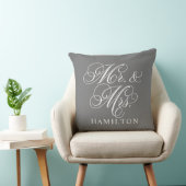 Elegant Charcoal Mr. und Mrs. Script Custom Monogr Kissen (Stuhl )