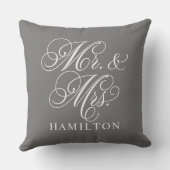 Elegant Charcoal Mr. und Mrs. Script Custom Monogr Kissen (Rückseite)