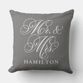 Elegant Charcoal Mr. und Mrs. Script Custom Monogr Kissen (Vorderseite)