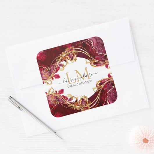 Elegant Cherry Red & Gold Monogram Script Quadratischer Aufkleber (Umschlag)