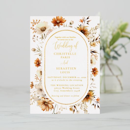 Elegant & Chic Boho Fall Wildblume Hochzeit Folieneinladung (Stehend vorne)