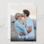 Elegant Chic Dusty Blue Monogram Foto Wedding Einladung (Rückseite)