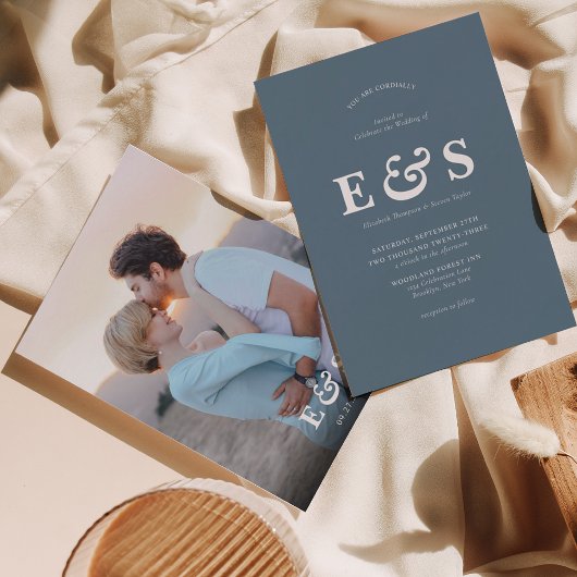 Elegant Chic Dusty Blue Monogram Foto Wedding Einladung