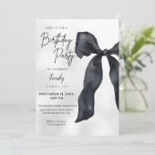 Elegant Chic Modern Black Bow Birthday Invitation Einladung (Stehend Vorderseite)