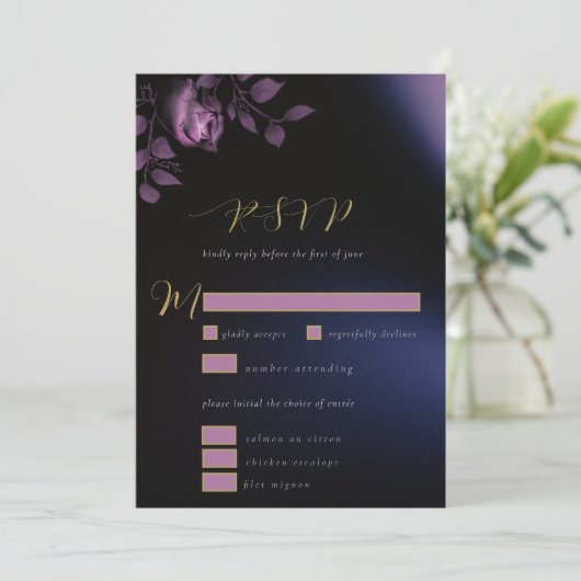Elegant Chic Moody Dark Lila Floral Wedding RSVP Einladung (Stehend Vorderseite)