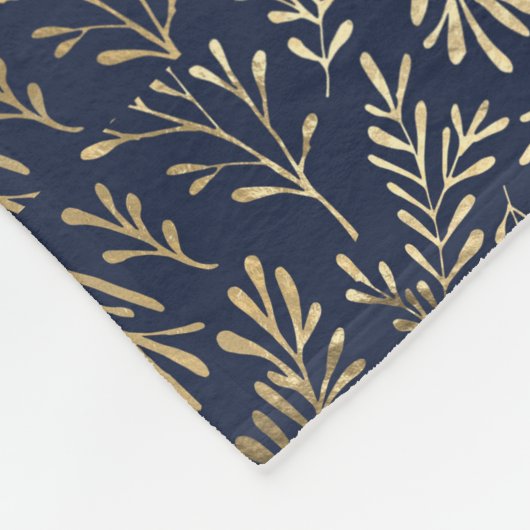 Elegant Chic Navy Blue Gold Blätter Monogram Fleecedecke (Ecke)
