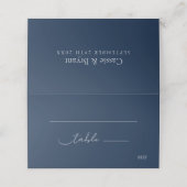 Elegant Chic Navy Blue Modern Script Wedding Platzkarte (Außenseite Aufgefaltet)