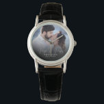 Elegant Chic NewlyWed Wedding Foto Jubiläum Armbanduhr<br><div class="desc">Diese elegante Script-Foto-Uhr wird ein schöner Sake für Ihren Hochzeitstag! Die einzigartige Kalligraphie lautet "Mr. and Mrs." neben Ihrem eigenen Familiennamen und Datum. Fügen Sie Ihr Hochzeitsgeschenk hinzu und machen Sie es zu einem perfekten Geschenk für die frisch verheiratete Braut,  ein Jubiläum oder eine gelobte Erneuerung!</div>