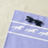 Elegant, Chic White Horses on Light Blue Strandtuch (Beispiel)