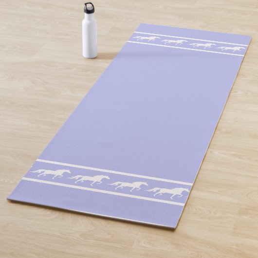Elegant, Chic White Horses on Light Blue Yogamatte (Beispiel)