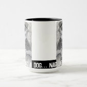 Elegant chihuahua liest Zeitung Tasse (Zentrum)