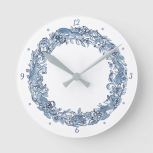 Elegant Classic Blue & White Animal Wreath Delft Runde Wanduhr