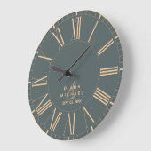 Elegant Classic Roman Numerals Typography Wedding Große Wanduhr (Winkel)