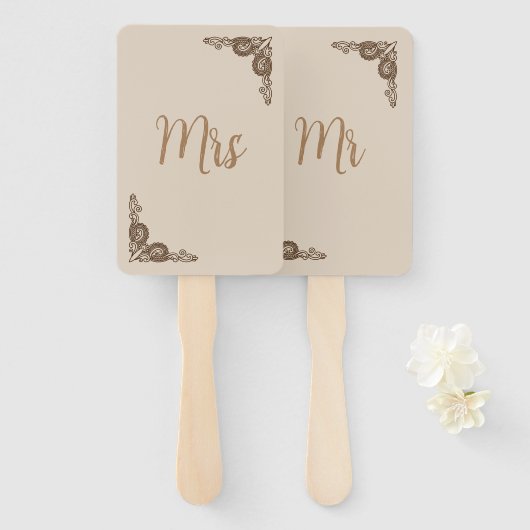 Elegant Classy Beige verziert Mrs. or Mr. Wedding Fächer (Vorne und Hinten)