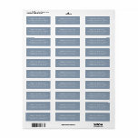 Elegant Classy Dusty Blue Rücksendeadresse<br><div class="desc">Klassische Rücksendeadressen-Aufkleber. Weiße Serifen und serifenlose Schriftart auf einem staubigen blauen Hintergrund. Halten Sie an der verlassen Vorder- oder Rückseite der Umschläge und Kleinpackungen fest.</div>