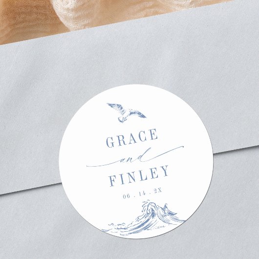 Elegant Coastal Chic Blue Seaside Wedding Runder Aufkleber
