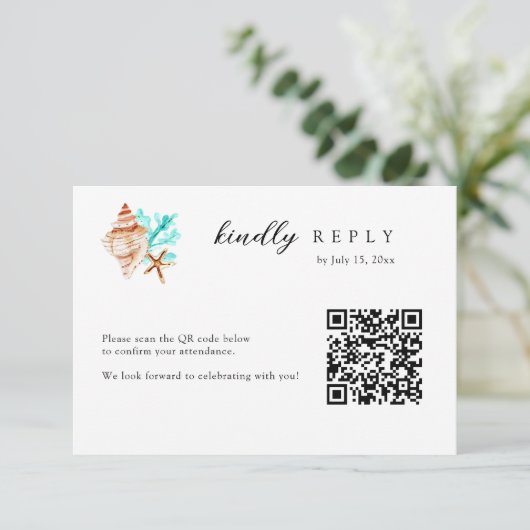 Elegant Coastal Seashell QR Code Beach Wedding RSVP Karte (Stehend Vorderseite)