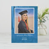 Elegant Contemporary Blue Graduation Card Ankündigung (Stehend Vorderseite)