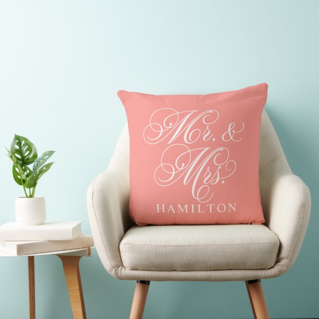 Elegant Coral Mr. and Mrs. Script Custom Monogram Kissen (Stuhl )