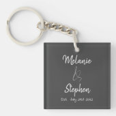 Elegant Couple Names Date Script Typogray Schlüsselanhänger (Vorderseite)