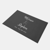 Elegant Couple Names Date Typografy Gray Script Fußmatte (Schrägansicht)