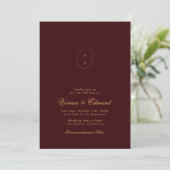 Elegant Crest Monogram Burgundy and Gold Wedding Einladung (Stehend Vorderseite)