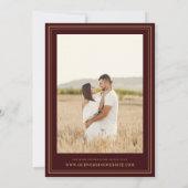 Elegant Crest Monogram Burgundy and Gold Wedding Einladung (Rückseite)