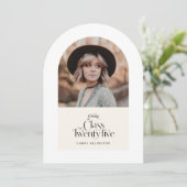 Elegant Customizable Abschluss Class of 2025 Einladung (Stehend Vorderseite)