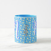 Elegant Daisies (Light Blue) Mit Monogramm Tasse (Zentrum)