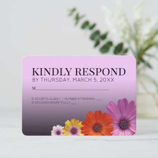 Elegant Daisies mit Lila Glitzer Wedding RSVP (Stehend Vorderseite)