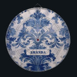 Elegant Damask Blue toile de jouy monogram Dartscheibe<br><div class="desc">Elegante Vintag Blue Toile de jouy Monogram Dartboards. Schönes nahtloses Toile de jouy Muster Blau auf weißem Hintergrund. Die Toilabdrücke sind ein Alltagswut, ein elegantes und verziertes Vintages Jouy mit exotischen Damast-Mustern, einem lustigen Stil, der derzeit für Wohngestaltung, Kleidung, Handy und IPad Hüllen, Einladungen und vieles mehr anzieht. Das Design...</div>