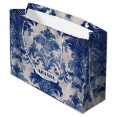 Elegant Damask Blue toile de jouy monogram Große Geschenktüte (Rückseite Schrägansicht)