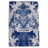 Elegant Damask Blue toile de jouy monogram Mittlere Geschenktüte (Vorderseite)
