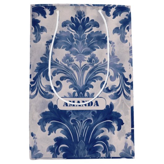 Elegant Damask Blue toile de jouy monogram Mittlere Geschenktüte (Vorderseite)