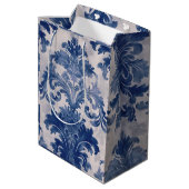 Elegant Damask Blue toile de jouy monogram Mittlere Geschenktüte (Rückseite Schrägansicht)