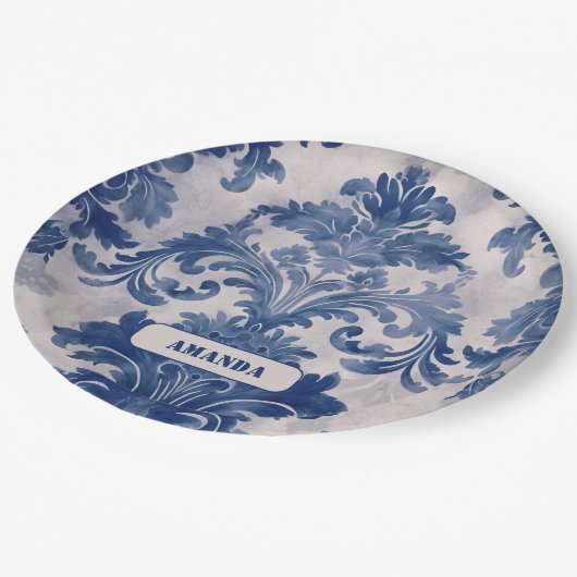 Elegant Damask Blue toile de jouy monogram Pappteller (Schrägansicht)