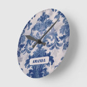 Elegant Damask Blue toile de jouy monogram Runde Wanduhr (Winkel)