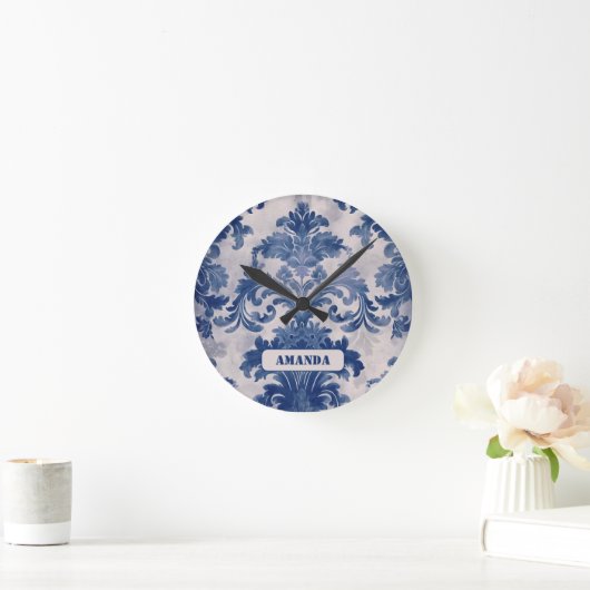 Elegant Damask Blue toile de jouy monogram Runde Wanduhr (Zuhause)
