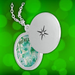 Elegant Dandelion Monogram grün und weiß | Medaillon<br><div class="desc">Schenken Sie Ihre Erinnerungen mit diesem exquisiten, silbernen, runden Schloss, das mit einem schönen, grünen und weißen Kronleuchter geschmückt ist, und dem herzlichen Monogramm "Frei als Wind". Dieses elegante Stück dient nicht nur als stilvolles Accessoire, sondern hält auch Ihre gepflegten Fotos nah. Das zeitlose Design und die persönliche Touch machen...</div>