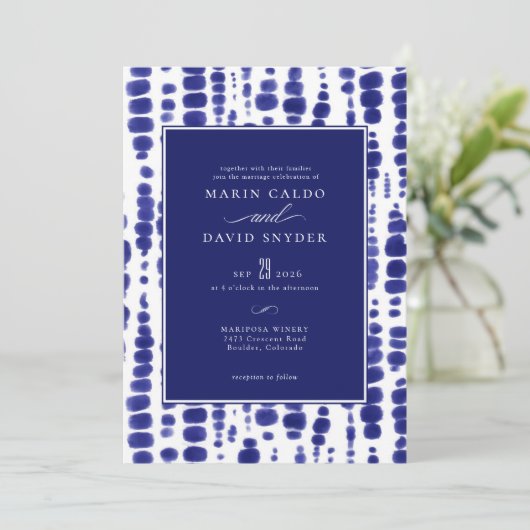 Elegant Dark Blue Shibori Gefärbte Krawatte Weddin Einladung (Stehend Vorderseite)