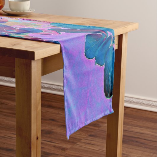 Elegant Dark Blue und Magenta Limelight Hydrangea Mittelgroßer Tischläufer (Beispiel)