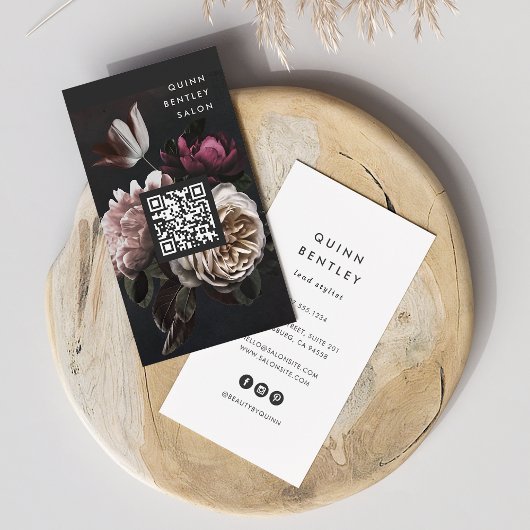 Elegant Dark Floral Bouquet | Vertikaler QR-Code Visitenkarte