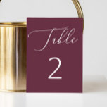 Elegant Deep Burgundy Script Minimalistisch Weddin Tischnummer<br><div class="desc">Diese elegante Hochzeitskarte besticht durch einen weinroten Hintergrund und ein zartes, weißes Drehbuch, das einen bemerkenswerten Kontrast schafft, der sich sowohl romantisch als auch raffiniert anfühlt. Die reiche Rote Farbe verleiht Ihrem Tisch Wärme und Tiefe, sie eignet sich besonders für Herbst- und Winterhochzeiten, Abend-Empfang oder Veranstaltungen mit schwarzer Krawatte. Ein...</div>